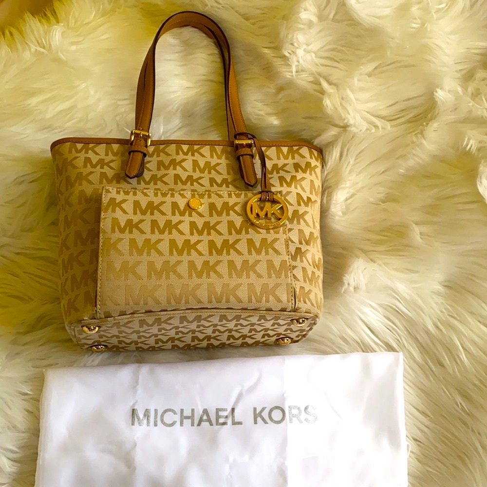PRE LOVED Michael Kors Jet Set Snap Pocket Tote handbag.Color: Beige/Cam/DKTan. - Picture 4 of 13